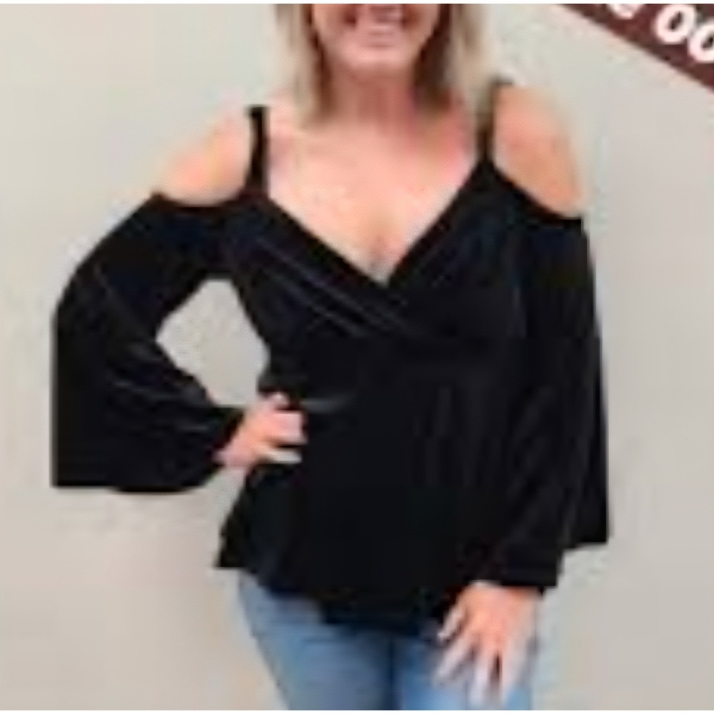 Torrid‎ Black Velvet Cold Shoulder Bell Sleeve Wrap Top Plus Size 3 3X Goth